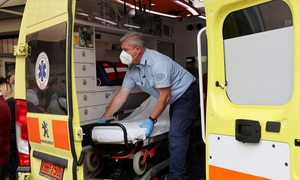 Διασωλημένος ασθενής ταξίδεψε «τη μισή Ελλάδα» για μια αξονική τομογραφία